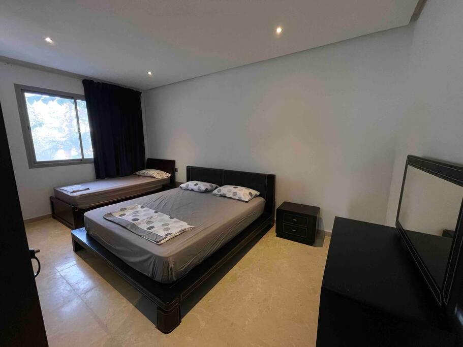 een slaapkamer met een bed en een tv. bij Apparemment luxueux Ritz Carlton in Sania Torres