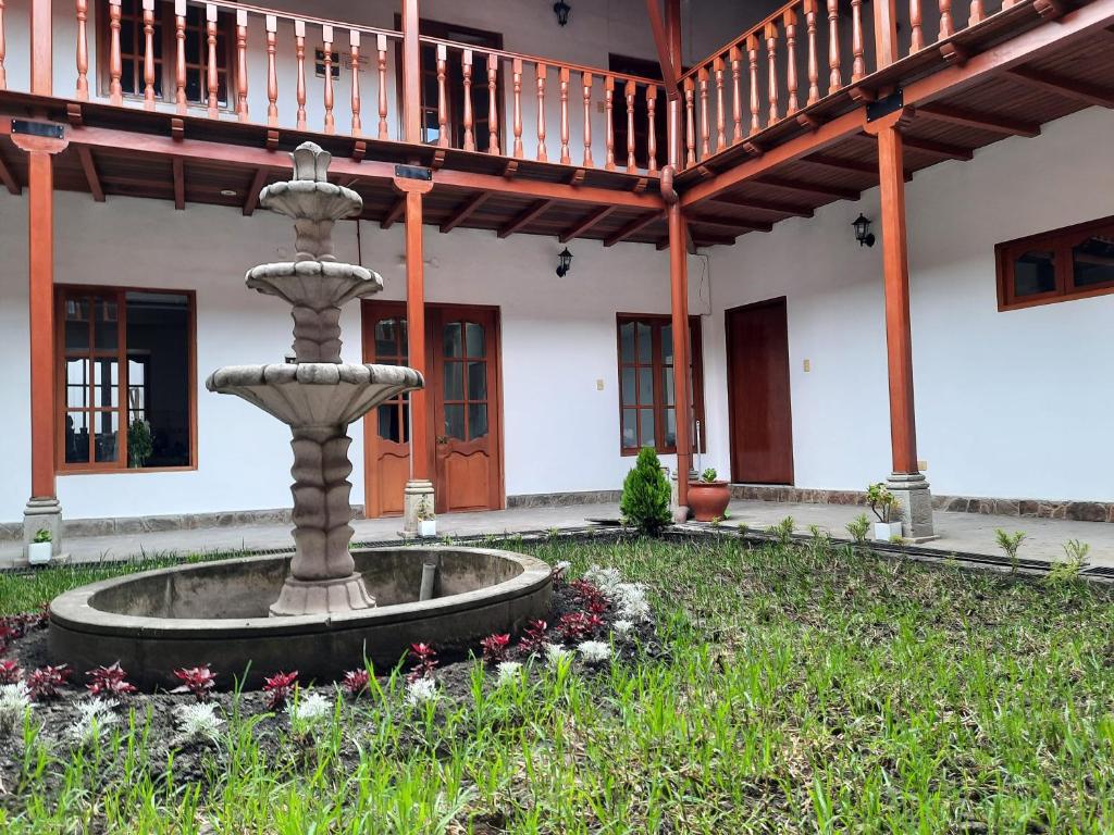 una fuente en el patio de un edificio en Casa Wayra Cajamarca en Cajamarca