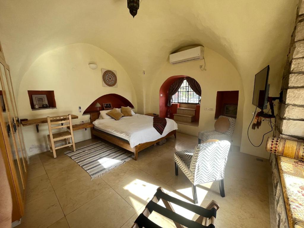 Postel nebo postele na pokoji v ubytování Artists' Colony Inn Zefat