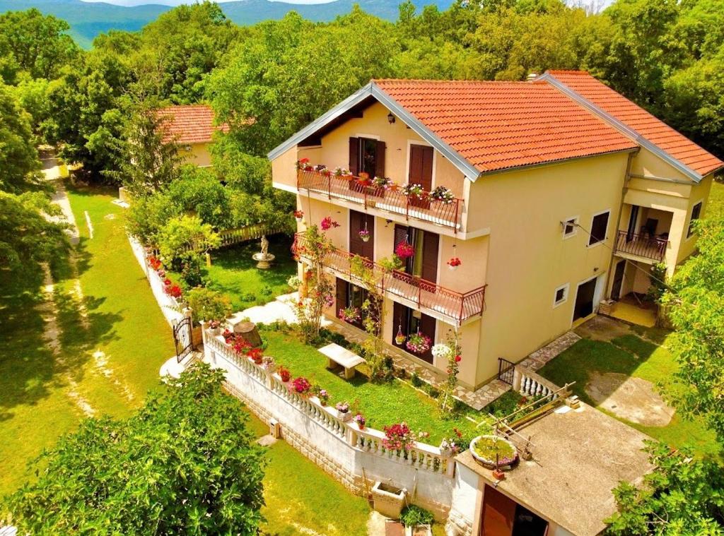 una vista aérea de una casa con jardín en Apartman ANA, en Vrlika