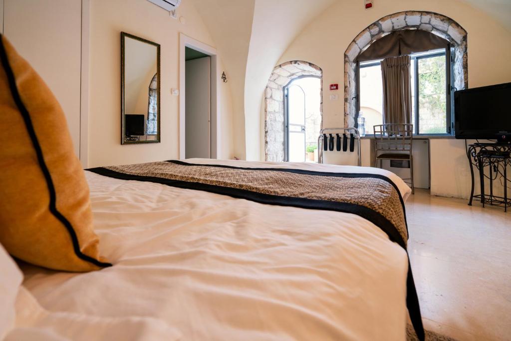 Postel nebo postele na pokoji v ubytování Artists' Colony Inn Zefat