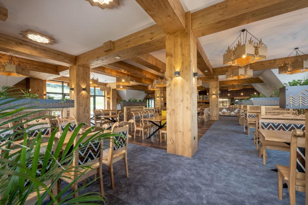 Reštaurácia alebo iné gastronomické zariadenie v ubytovaní STACJA NOSAL Apartamenty