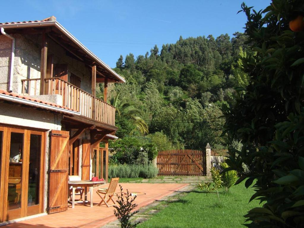 a house with a patio and a fence at Cozy Family Home in Amazing Mountain with piano in Candemil