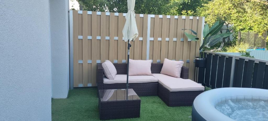 A garden outside Krásný apartman s vybavením a bezplatným parkovanim