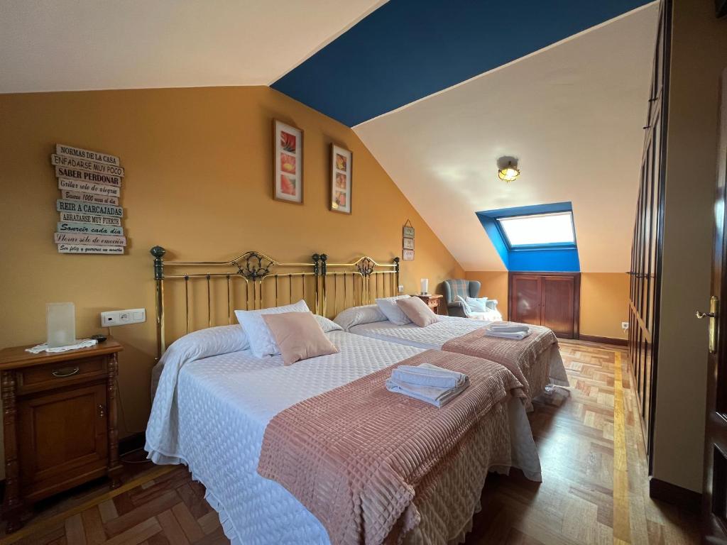 1 dormitorio con 2 camas en una habitación en Aramar Luanco, en Luanco
