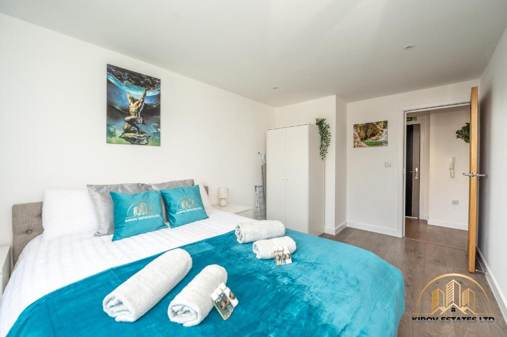 1 dormitorio con 1 cama grande con sábanas azules y blancas en Atlas Apartment - The Pillar of Town, en Southampton