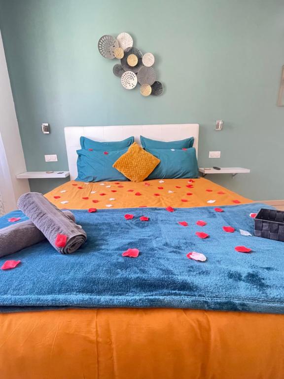una cama con una manta azul y corazones en ella en Le bourget - Suite romantique en Narbona