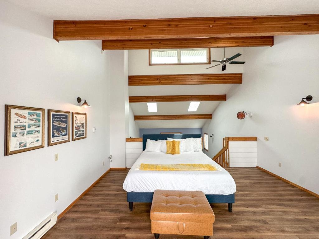 1 dormitorio con cama y techo abovedado en Boat House near Cedar Point Amusement Park, en Sandusky