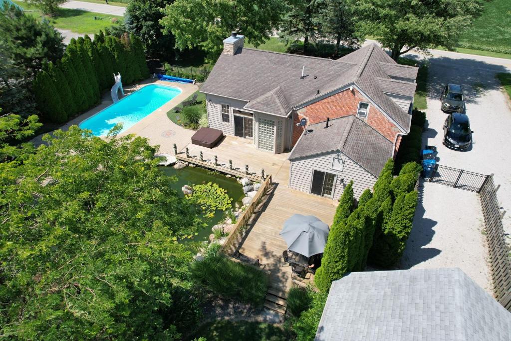 una vista aérea de una casa con piscina en Charming School House with Large Pool, en Huron