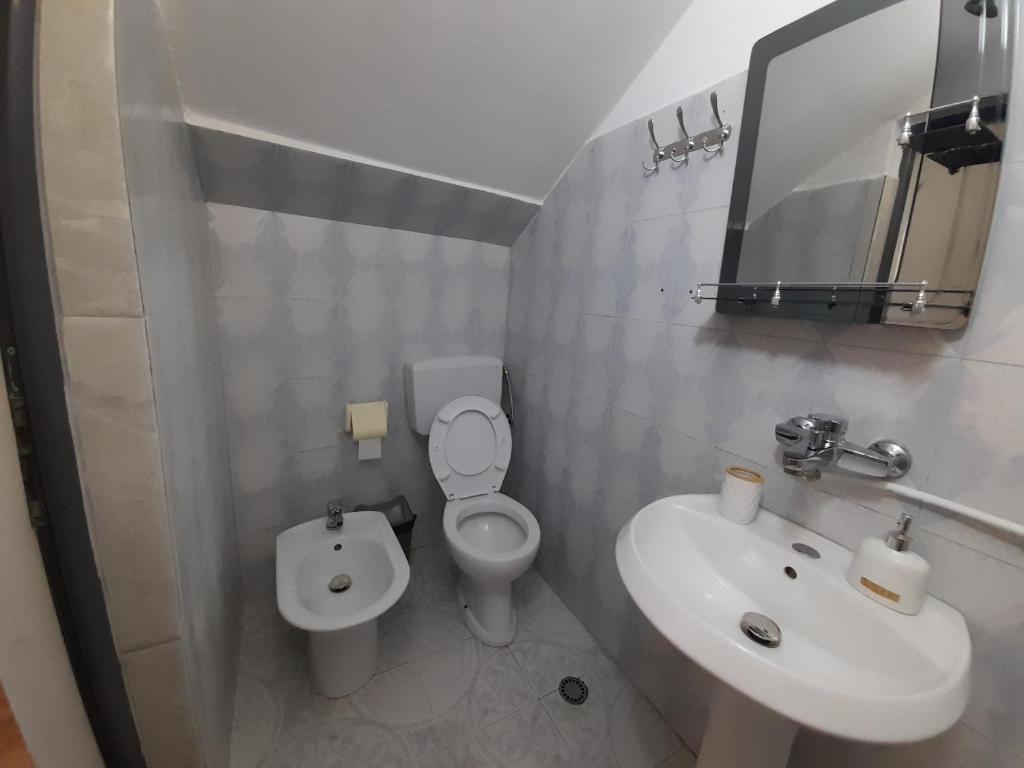 ドゥラスにあるVilla Kurtiのバスルーム(洗面台、トイレ、鏡付)