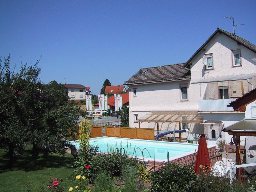 basen w ogrodzie obok domu w obiekcie Freyja w mieście Beerfelden