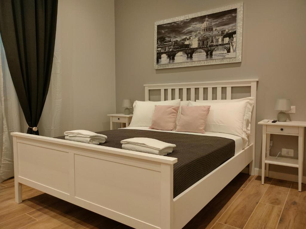 Una cama o camas en una habitación de BePlace Holy See