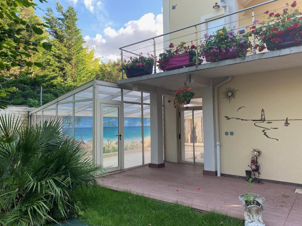 Cette maison dispose d'un balcon avec vue sur l'océan. dans l'établissement Studio indépendant, à Saint-Maurice