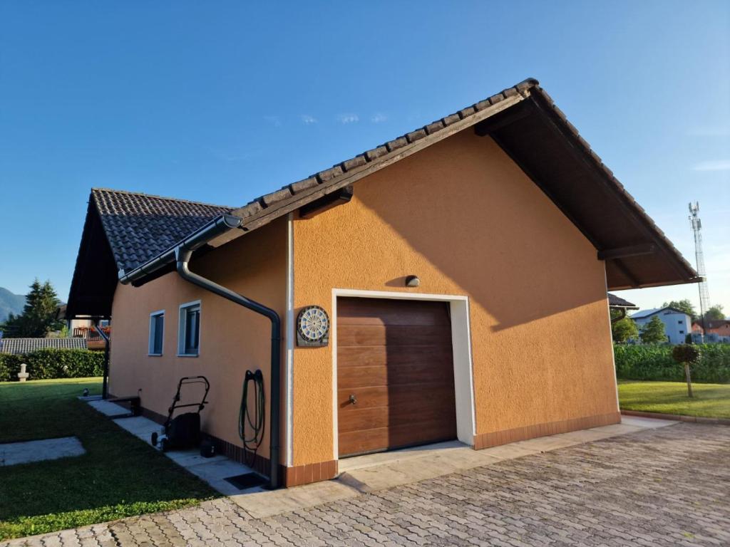 Budova, kde se prázdninový dům nachází