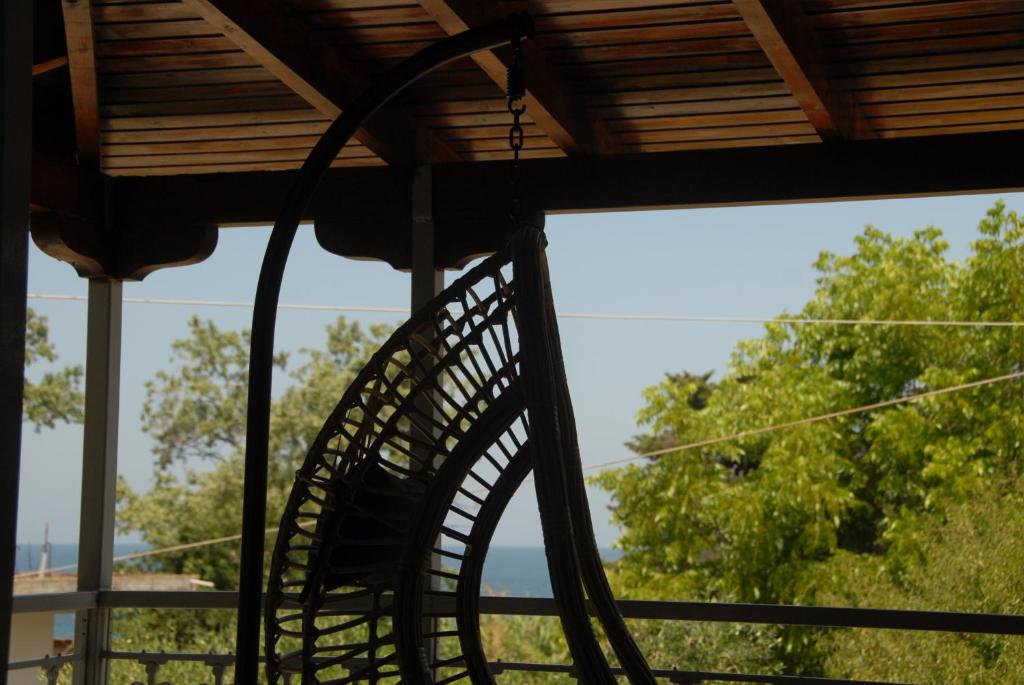 una escalera de caracol en un edificio con vistas a los árboles en Nasis Home & Apartments, en Mitikas