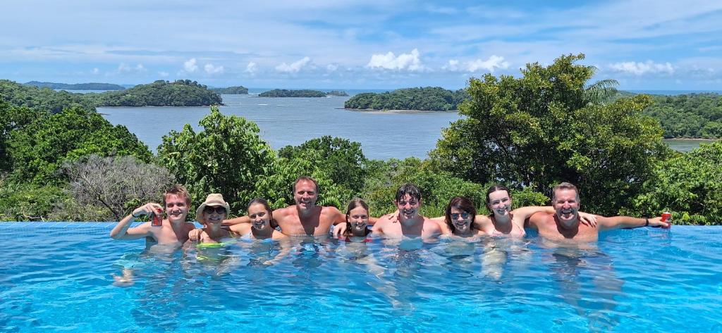 grupa ludzi w wodzie w basenie w obiekcie Boca Chica Bay Eco Lodge w mieście Boca Chica