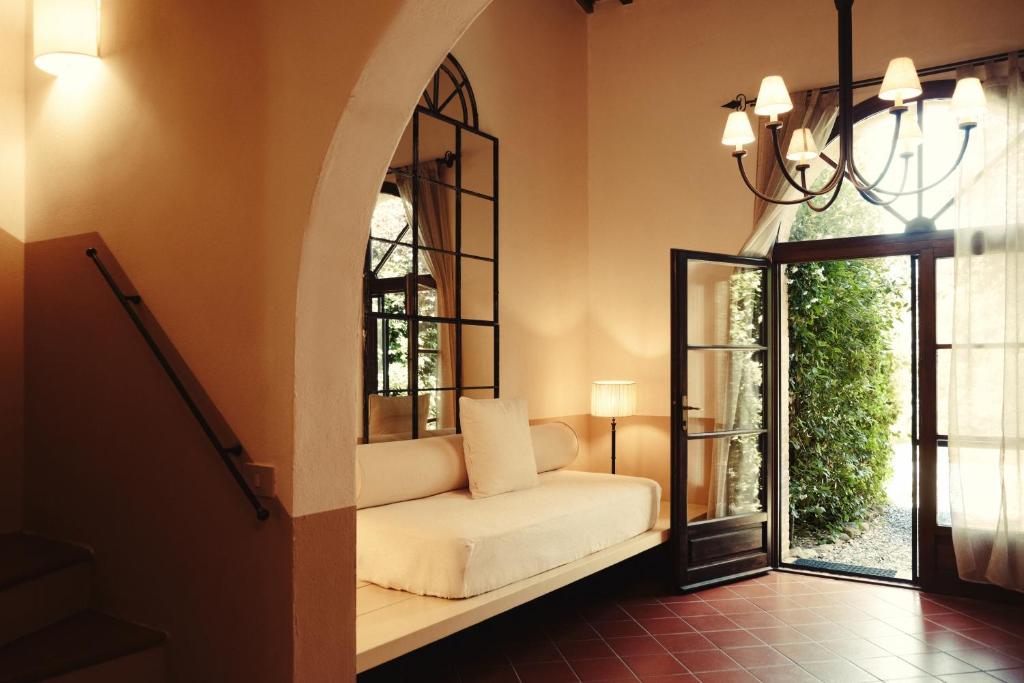 a living room with a white couch and a window at Ginestriccio in Bibbona