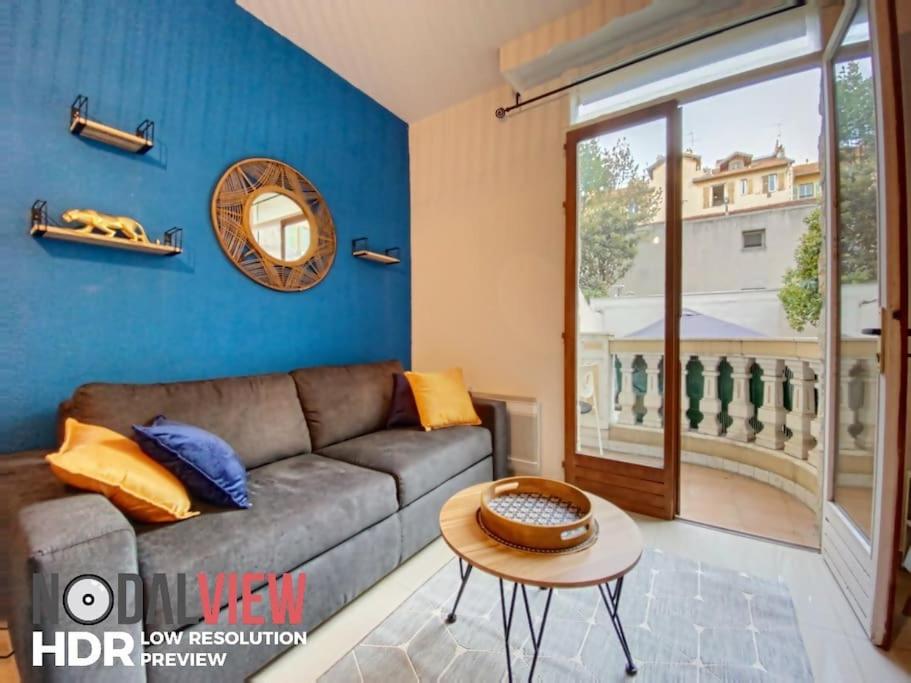 - un salon avec un canapé et une table dans l'établissement Le Libé 207 - Nice centre - Libération, à Nice