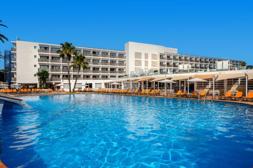 a large swimming pool in front of a hotel at Hotel Vibra Mare Nostrum in Playa d'en Bossa