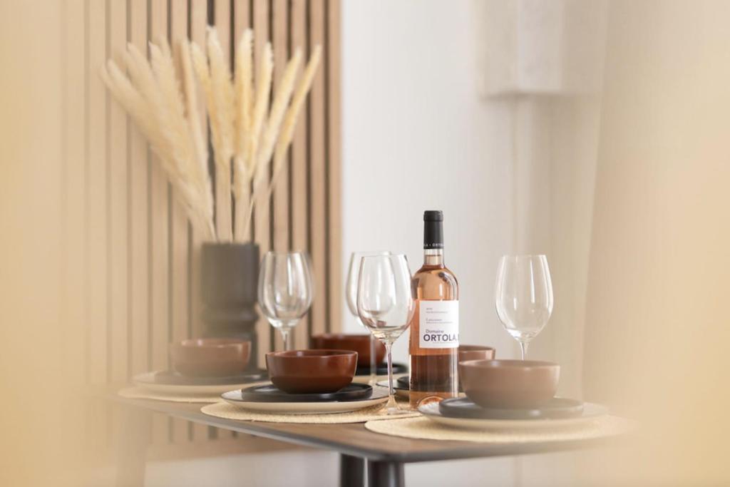 - une table avec 2 verres et une bouteille de vin dans l&#39;établissement Bright 30 m near the Place de la Comédie, à Montpellier