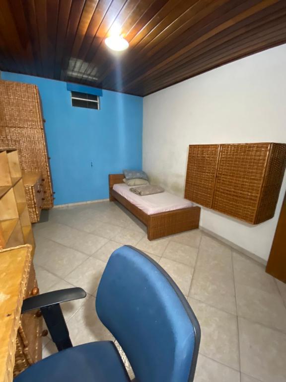 a room with a bed and a desk and a chair at Quarto com banheiro privativo Vibra e Transamerica SP in Sao Paulo