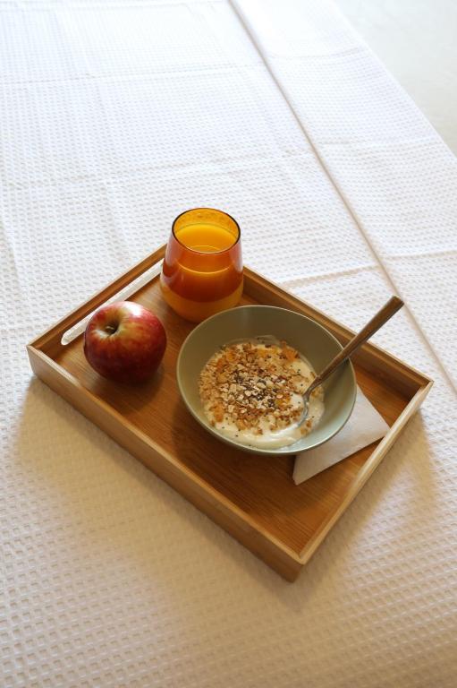 a plate of food and an apple on a tray at Studio Savana in São Paulo