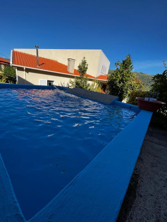 Bazén v ubytování Casa do eirô nebo v jeho okolí