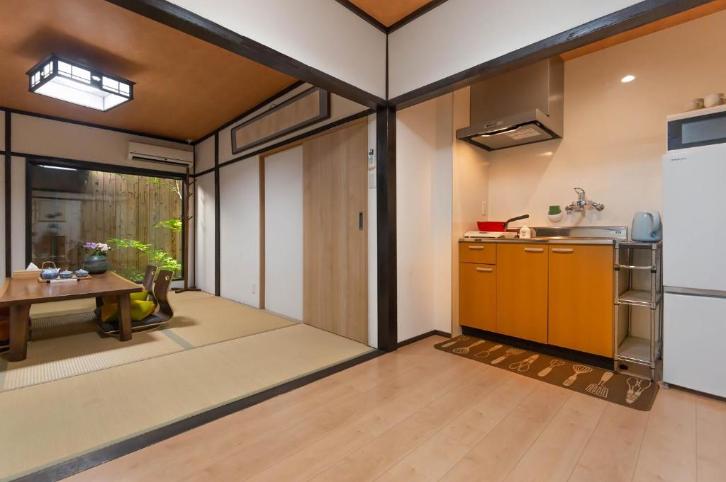 Kuchyň nebo kuchyňský kout v ubytování 桜の宿千本 two rooms two toilets