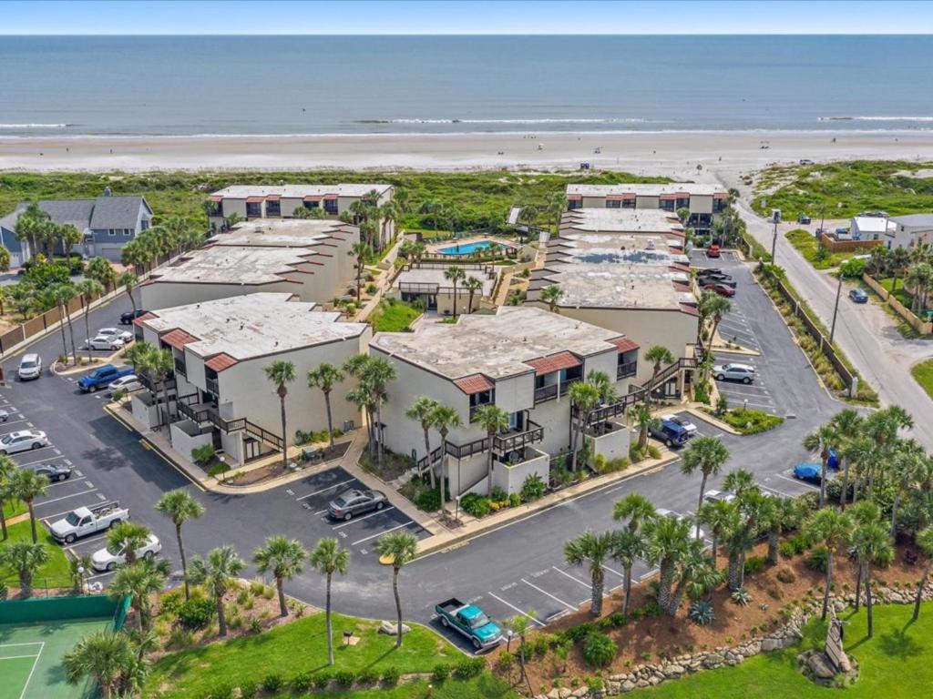 eine Luftansicht eines Resorts mit Parkplatz und Strand in der Unterkunft Island House A209 in St. Augustine