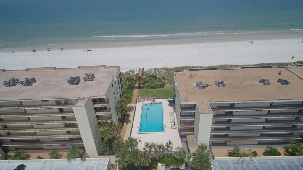 una vista aérea de la playa y los edificios en Sand Dollar 101, en St. Augustine