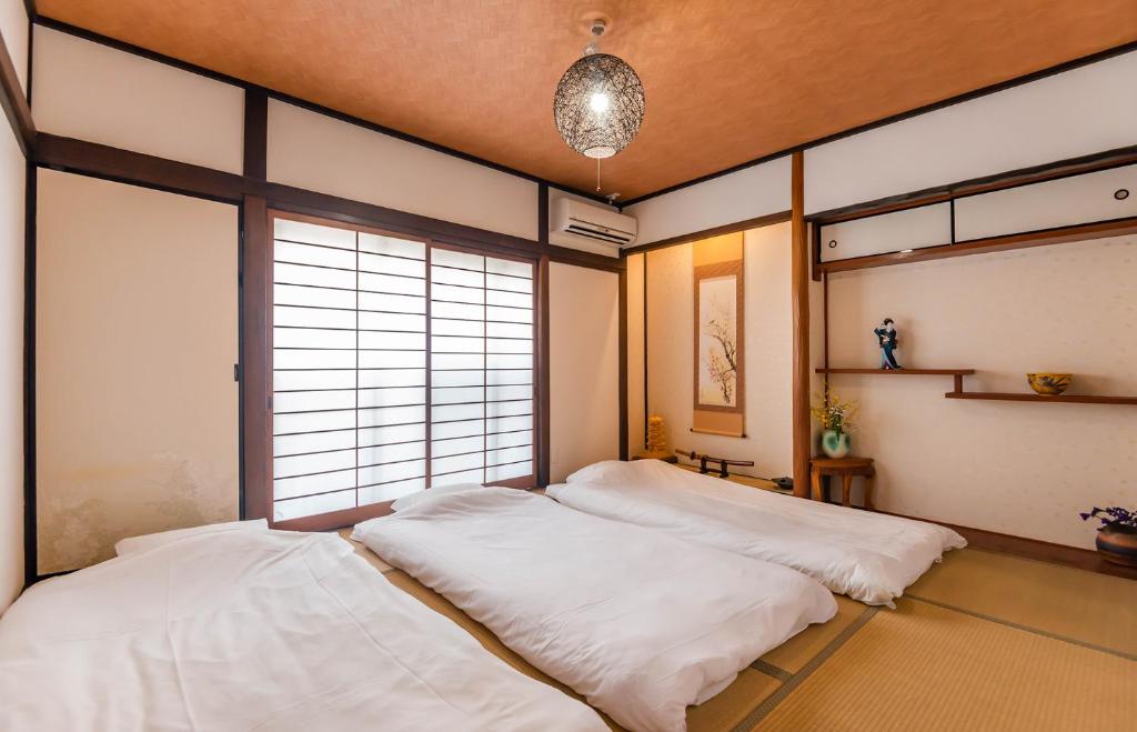 Postel nebo postele na pokoji v ubytování 桜の宿千本 two rooms two toilets