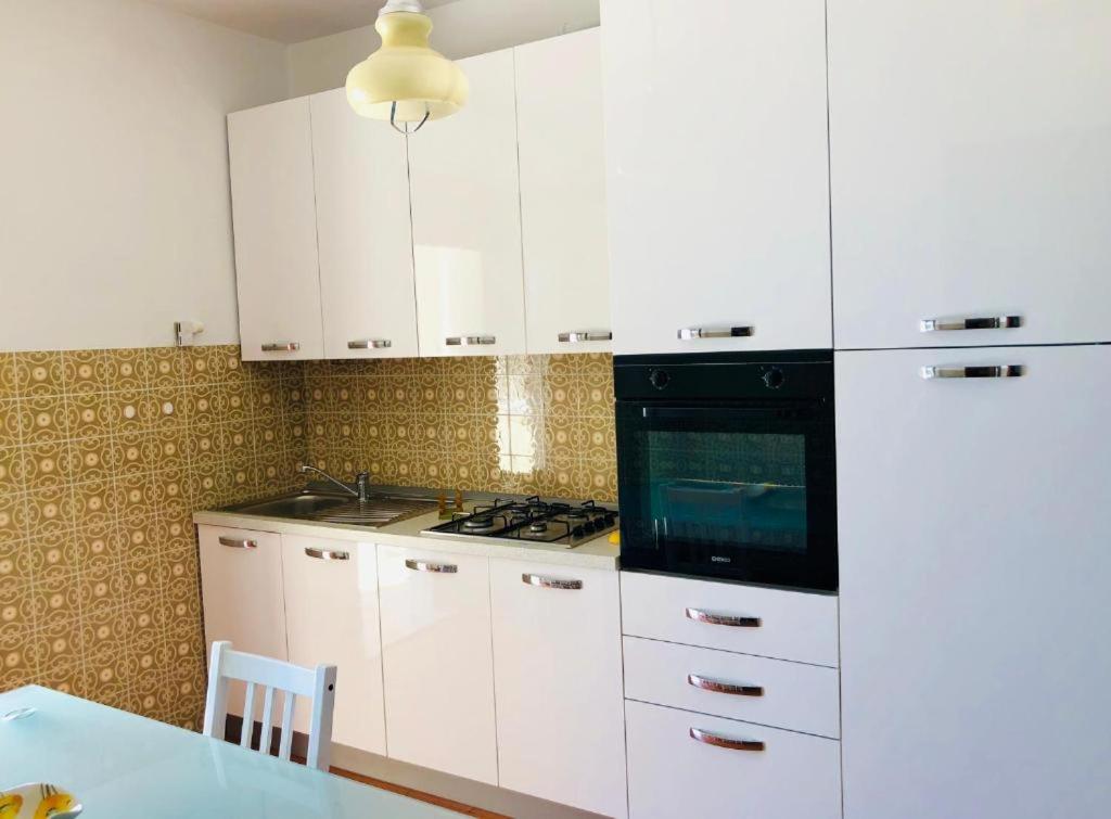 Kuchyň nebo kuchyňský kout v ubytování Finestra sul mare