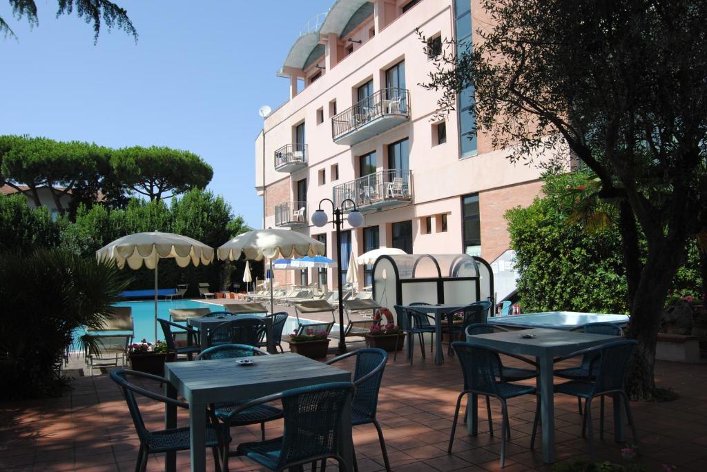 Bazén v ubytování Hotel Capriccio nebo v jeho okolí