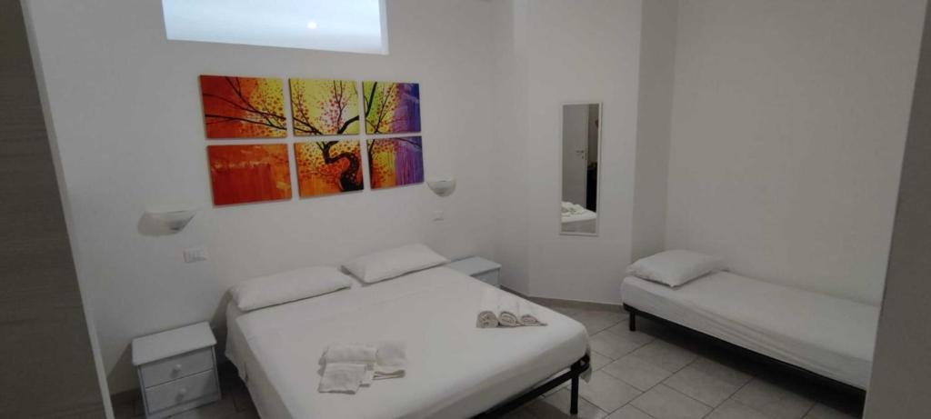 ヴィニャカストリジにあるSalentum Villa Miami - con ampia terrazzaのベッド2台が備わる客室で、壁には絵画が飾られています。