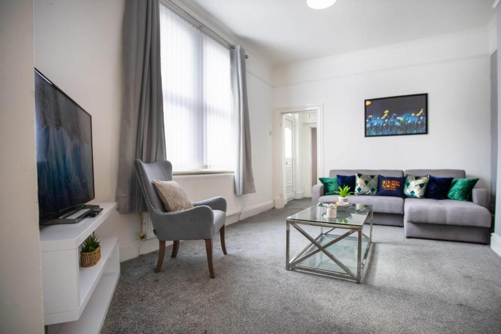 uma sala de estar com um sofá e uma mesa em Spacious 3-Bed Home in South Shields, Sleeps 8 em South Shields