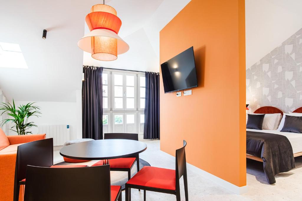 TV a/nebo společenská místnost v ubytování Apartamentos El Reloj