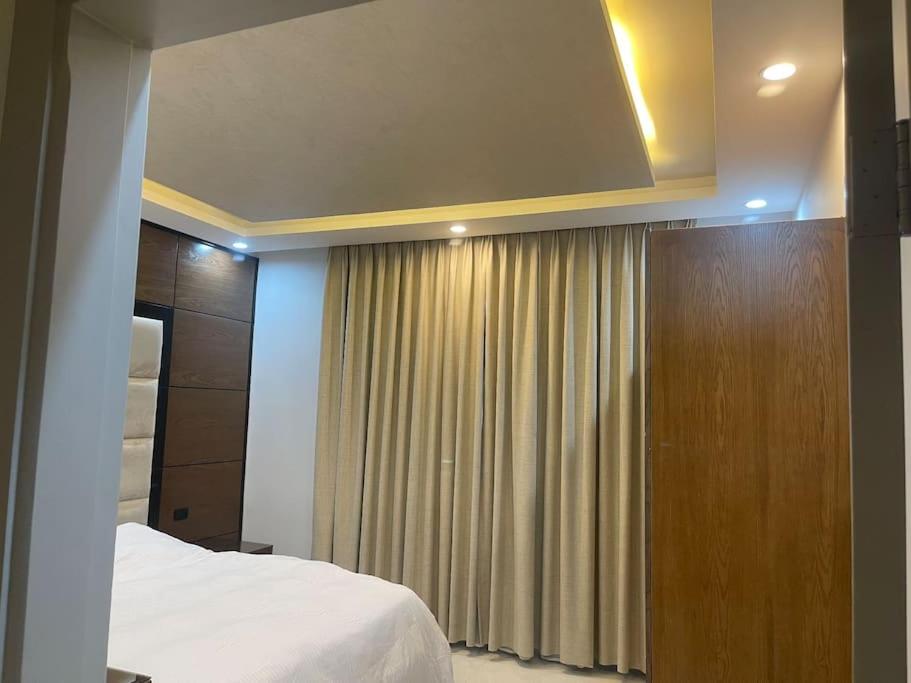 Postel nebo postele na pokoji v ubytování Oqdeh Delux Apartments