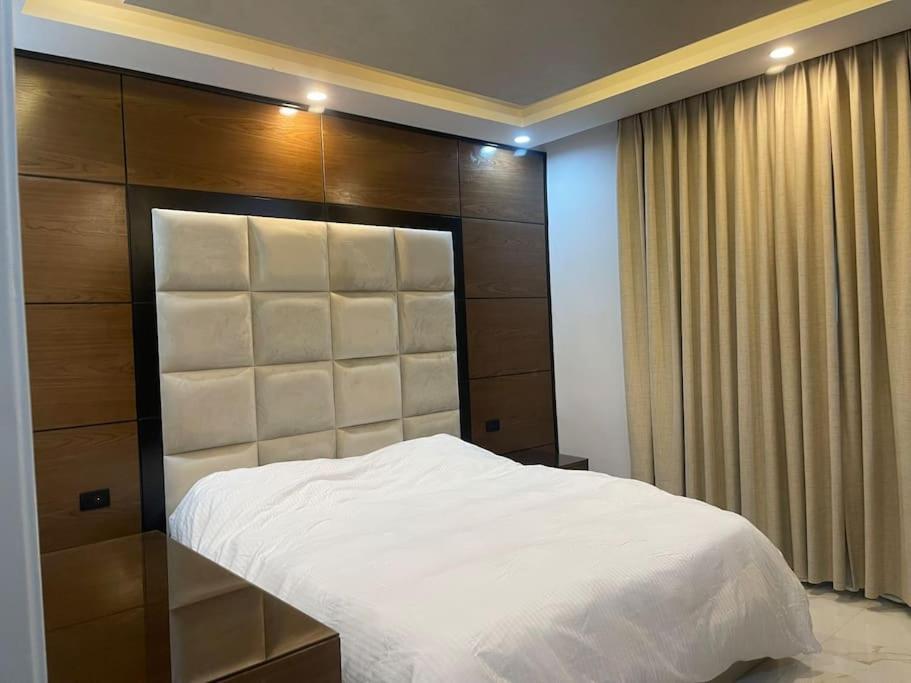 Postel nebo postele na pokoji v ubytování Oqdeh Delux Apartments