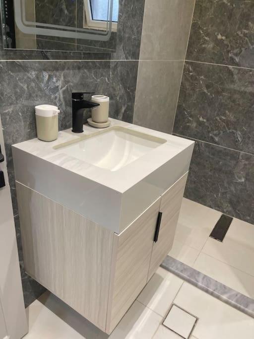Koupelna v ubytování Oqdeh Delux Apartments
