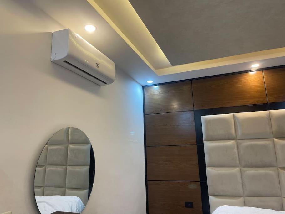 Postel nebo postele na pokoji v ubytování Oqdeh Delux Apartments