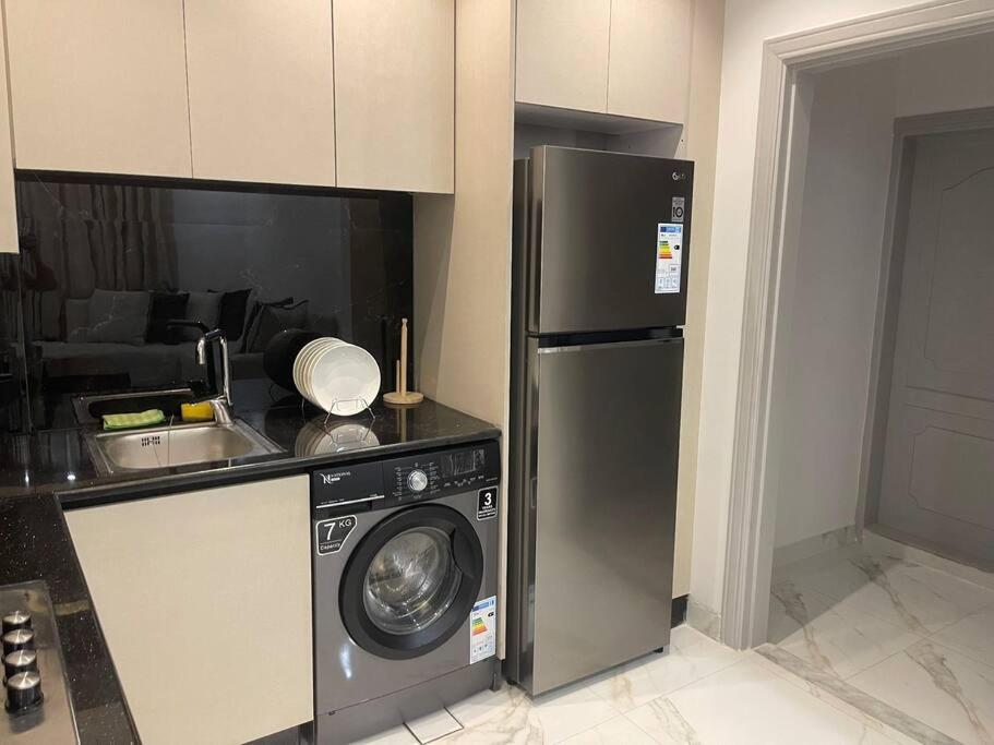 Kuchyň nebo kuchyňský kout v ubytování Oqdeh Delux Apartments