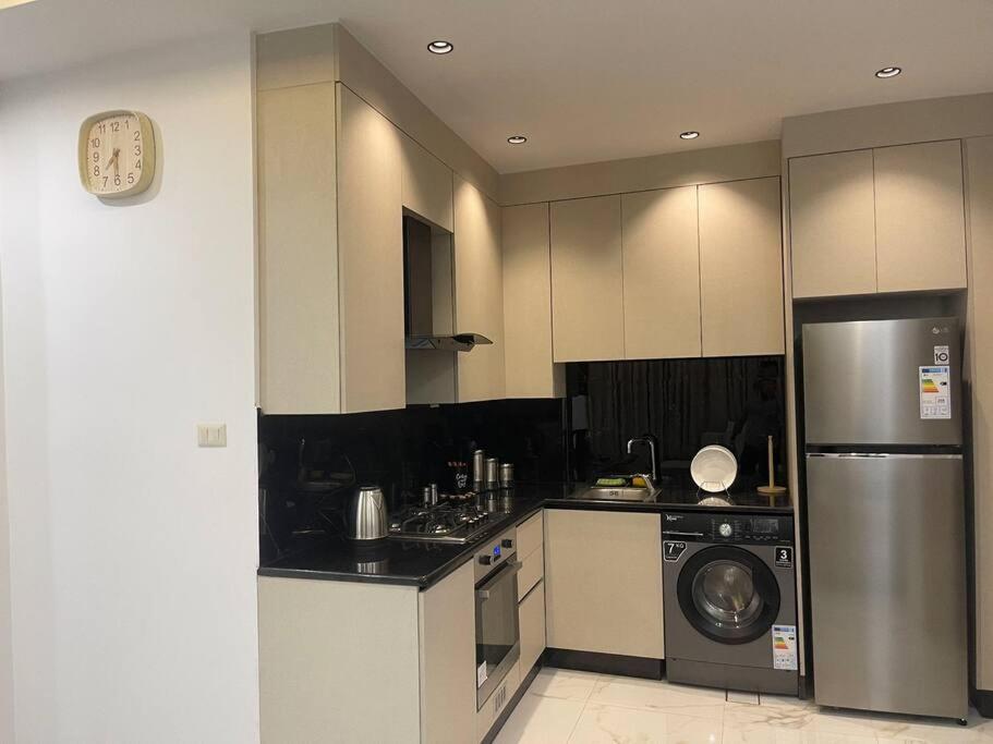 Kuchyň nebo kuchyňský kout v ubytování Oqdeh Delux Apartments