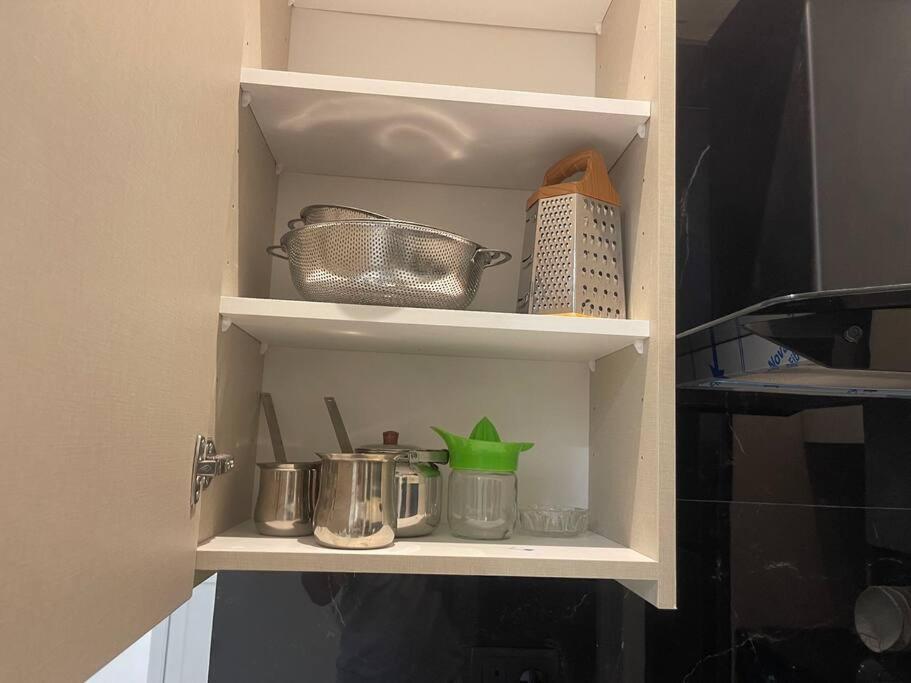 Kuchyň nebo kuchyňský kout v ubytování Oqdeh Delux Apartments