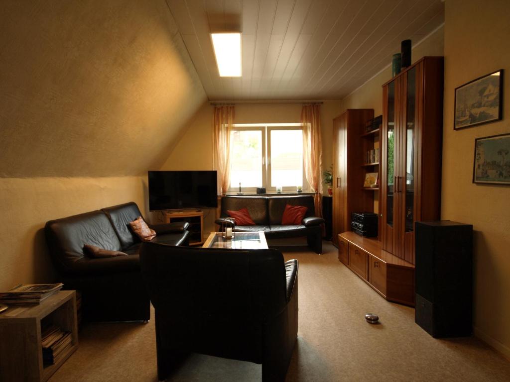 a living room with a couch and a table at Ferienwohnung Schmidt in Hiddenhausen