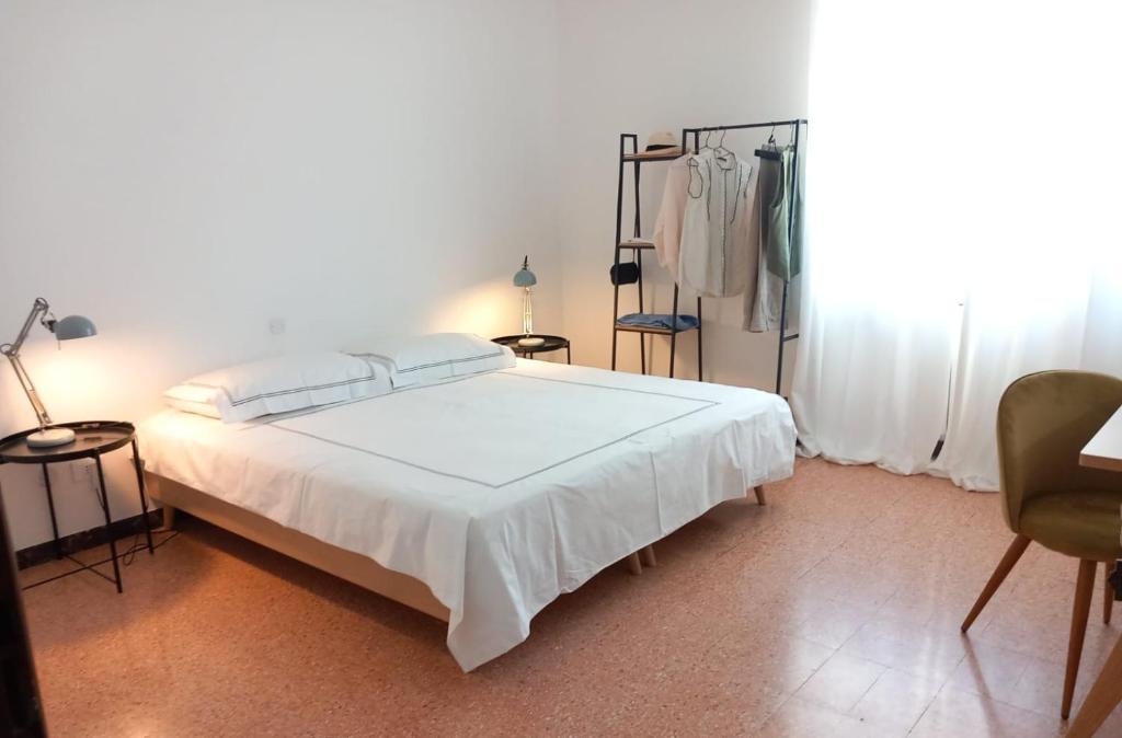 - une chambre avec un lit blanc et un placard dans l'établissement Home Poetry_La Spezia_Cinque Terre, à La Spezia