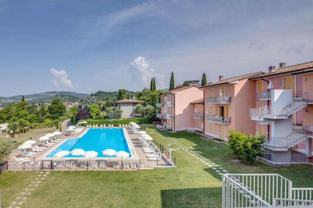 een afbeelding van een villa met zwembad bij Appartamenti San Carlo in Costermano
