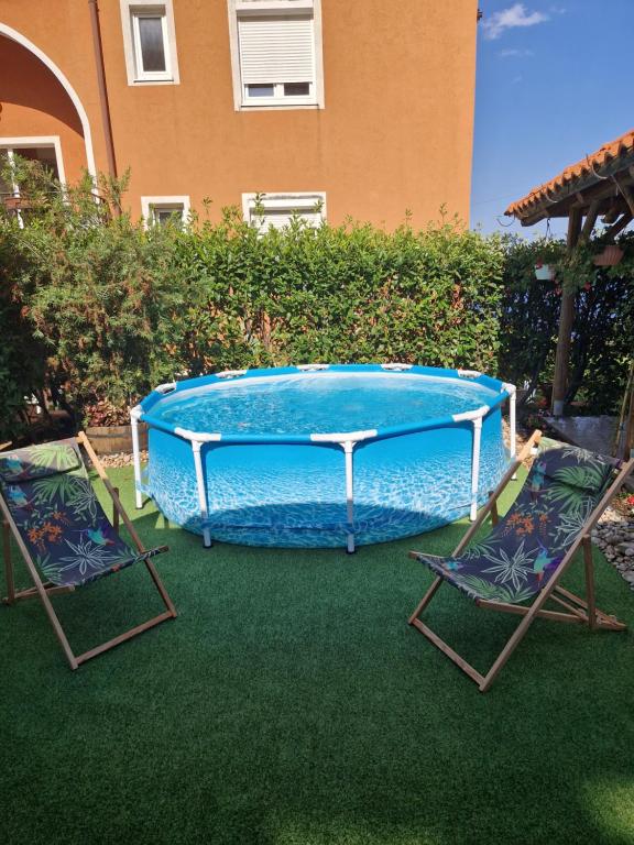 - une piscine avec 2 chaises et une table dans l'établissement Apartment Marija Lovran, à Lovran