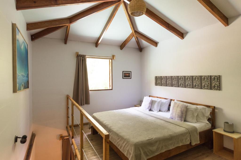 1 dormitorio con 1 cama en una habitación en Ohana Villas, en Santa Teresa Beach