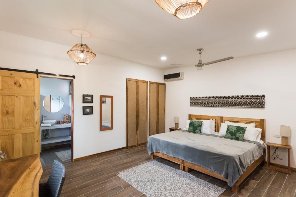 Кровать или кровати в номере Ohana Villas