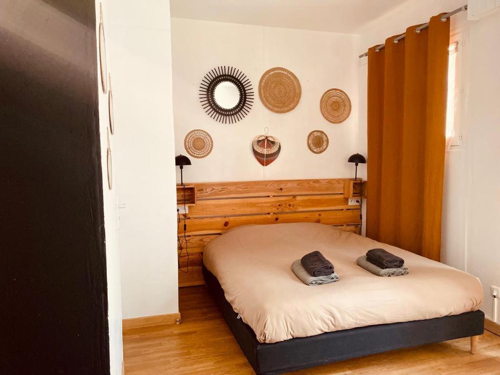 a bedroom with a bed in a room at L'Océanaise in Soulac-sur-Mer